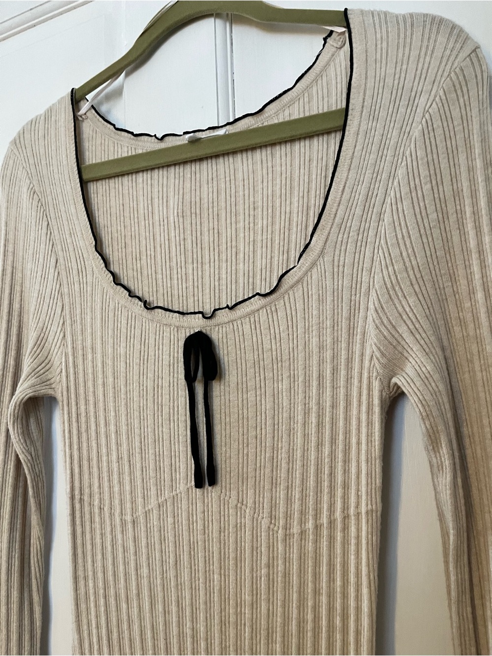 Sleek long sleeved knitted maxi dress